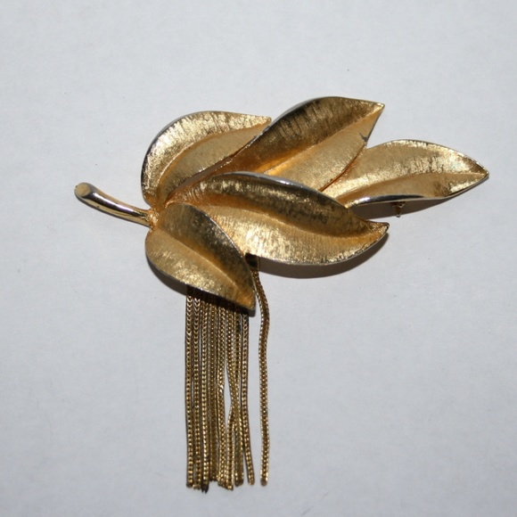 Kramer Jewelry - Vintage gold leaf and tassel brooch Kramer